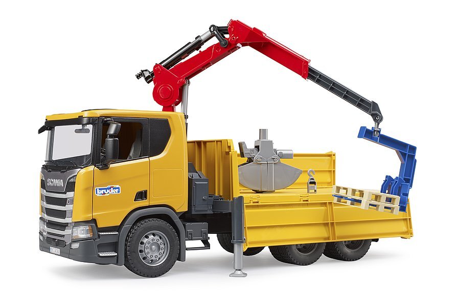 BRUDER CONSTRUCTION 1:16 SCANIA SUPER 560 R TRUCK W CRANE & 2 PALLETS