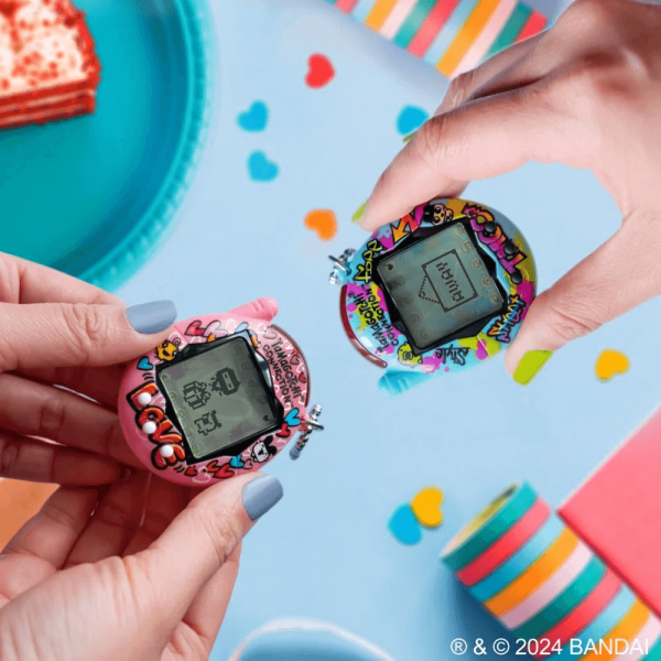 PREORDER TAMAGOTCHI TRUE FRIENDS - CONNECTION - BLUE GRAFFITI AND PINK GRAFFITI